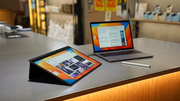 モバイルモニターとノートPCを使用した作業環境